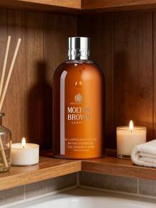 Molton Brown 50毫升/1.69液盎司 Re-Charge 黑胡椒沐浴露,标志性木质柑橘香调,前调:黑胡椒、柠檬和生姜;中调:芫荽、罗勒和紫罗兰叶;后调:香根草、橡苔和琥珀;清爽活力,适合日常清洁;持久留香;纯素且不经动物实验;英国制造;奢华沐浴露 - 黑胡椒50ml - 查看 9