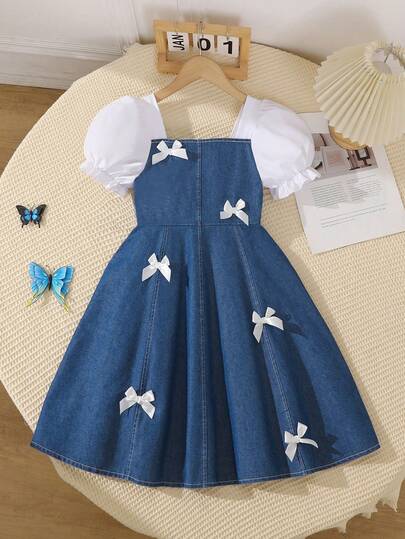 Đầm denim xanh dương cho bé gái tuổi teen, kiểu dáng công chúa thanh lịch, thời trang mùa hè với nơ trang trí, tay áo phồng phối màu tương phản, dài đến đầu gối.