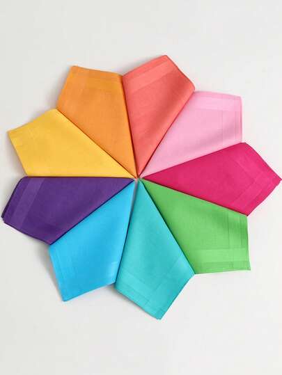 这款12条装彩色经典薄款吸水手帕，柔软舒适，四季皆宜。尤其适合老年女性擦汗。小方格设计，既适合日常使用，也是馈赠佳品。