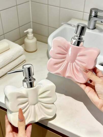Chai đựng dầu gội/sữa tắm có thể tái sử dụng đáng yêu này mang thiết kế Bắc Âu với điểm nhấn là chiếc nơ. Nó có thể dùng làm vật trang trí phòng tắm sang trọng, cũng như quà tặng sinh nhật/lễ hội, vật dụng gia đình unisex hoặc đồ trang trí tựu trường. Phù hợp cho mọi mùa và cũng là món quà lý tưởng cho Ngày của Mẹ.