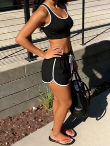 女士休闲撞色背心短裤套装（2件套），时尚运动风春夏装，适合日常穿着、办公、休闲、毕业典礼、返校、海滩、约会、户外活动等场合。 - 黑色 - 查看 5