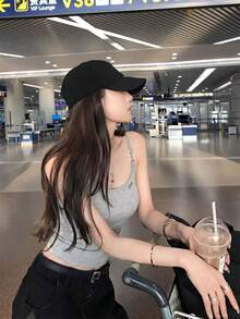 Áo hai dây kiểu Hàn Quốc màu xám với dây xích kim loại dành cho nữ, áo crop top ôm sát, thích hợp mặc lót hoặc khoác ngoài, in chữ "LOVE" tối giản, áo thun cơ bản đa năng, ngọt ngào và cá tính, phù hợp cho đi làm và hẹn hò, chất liệu co giãn, thân thiện với da, thích hợp mặc mùa hè. - Màu Xám nhạt - Xem 3
