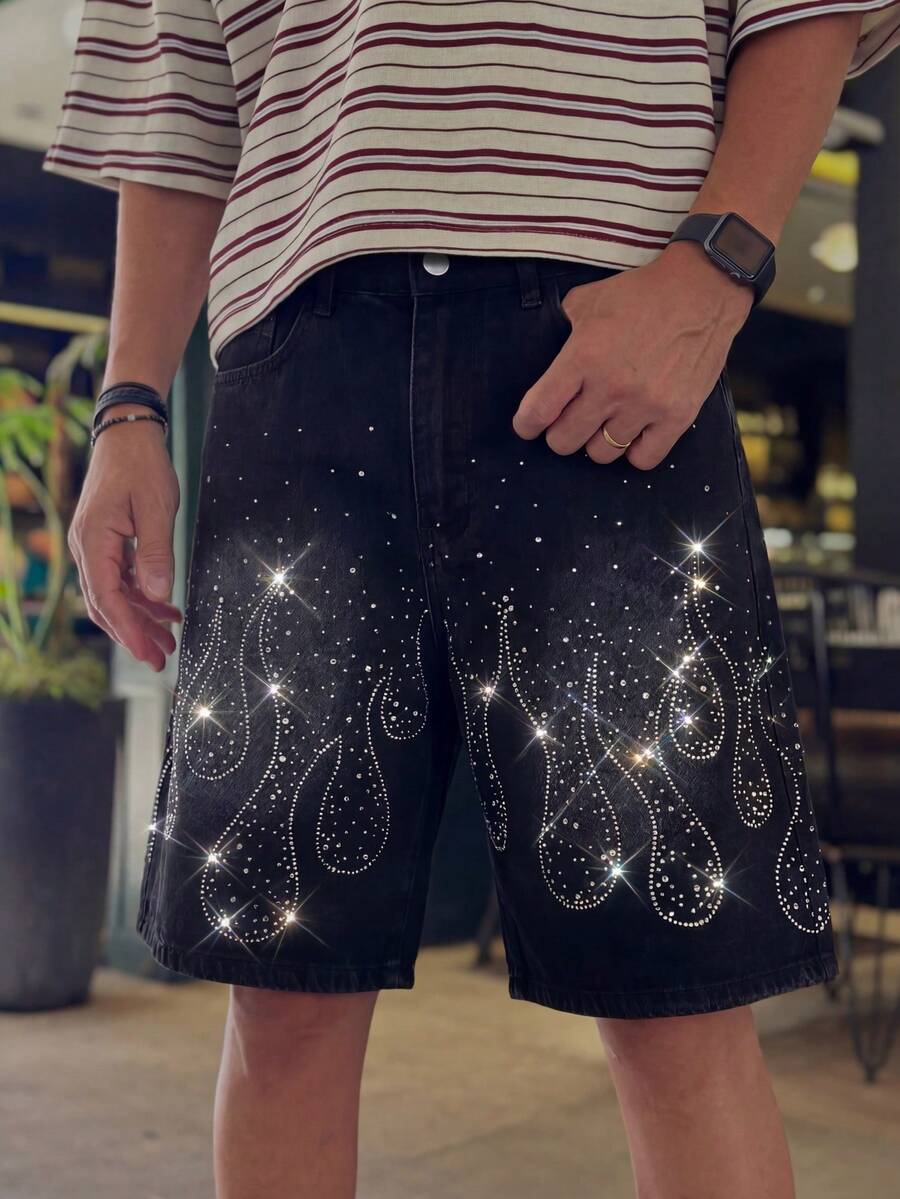 Quần short denim họa tiết ngọn lửa đính đá đen, phủ kín họa tiết ngọn lửa, các hạt đá được sắp xếp dày đặc tạo nên vẻ lấp lánh rực rỡ, dáng suông rộng rãi, thích hợp cho các bữa tiệc. - màu đen - Xem 1