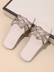 这款女童凉鞋采用闪亮蛇纹设计，奢华亮丽，造型独特，平底露趾，闪闪发光。是儿童日常聚会和节日派对的理想之选。 - 米色 - 查看 6