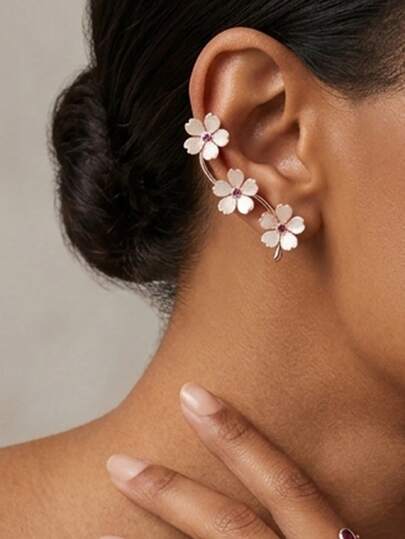 Đôi bông tai kiểu Pháp thanh lịch hình ba bông hoa, với những cánh hoa xà cừ trắng ba chiều được sắp xếp dọc theo đường viền tai, điểm xuyết đá zirconia hồng ở trung tâm, phù hợp cho những phụ nữ tìm kiếm vẻ quyến rũ lãng mạn và thiết kế độc đáo cho các buổi hẹn hò, đám cưới hoặc đeo hàng ngày.