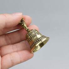 جرس عيد الميلاد المنحوت من النحاس الأصفر مع مقبض، جرس يد شفائي من النحاس الأصفر، ديكور جرس من النحاس، صوت رنين واضح، زينة معدنية لأعياد الميلاد، مناسب لاستخدام الجرس المهدئ والشفائي، حرفة جرس أسلوب قديم منحوت - متعدد الألوان - مشاهدة 2