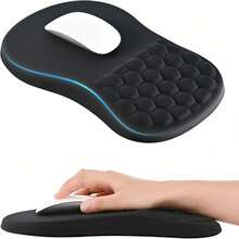 Mauspad Verfügt Über Eine Ergonomische Handgelenkauflage. Der Neigungswinkel Von 15° Und Die Wabenstruktur in Kombination Mit Der Rutschfesten Silikonunterseite Tragen Dazu Bei, Die Gesundheit Des Handgelenks Auch Bei Längerer Computernutzung Zu Erhalten. - Übersicht 7