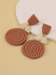 一对焦糖棕色编织圆盘软陶耳环，金属对比，甜美又酷炫，小众设计，适合学生日常佩戴，也适合春日郊游、闺蜜旅行、生日派对、音乐节等场合，甜美又酷炫/性感女孩/复古风格。 - 棕色 - 查看 10