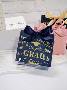 5 piezas Cajas de recuerdos para fiesta de graduación con letras "Felicitaciones graduado" y elementos de celebración, cajas de regalo con lazo de cinta para dulces, galletas, pequeños regalos, decoraciones de graduación con gorra, diploma, diseño de pancarta, suministros para fiesta de clase, empaque de papel de colores, fácil de ensamblar - 11,5X4,5X10cm - Ver 4