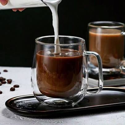 Cốc cà phê thủy tinh hai lớp chịu nhiệt trong suốt, nhẹ, kiểu dáng tối giản, được làm từ chất liệu thủy tinh trong suốt với tay cầm tiện lợi, thích hợp cho cappuccino, bia đá, nước ép, latte, trà và các loại đồ uống nóng/lạnh khác, món quà hoàn hảo cho Ngày của Mẹ. Kiểu dáng được giao ngẫu nhiên.