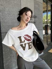 女款時尚露肩豹紋 LOVE 與嘴唇圖案 T-shirt，短袖聚酯纖維高彈力休閒上衣，夏季穿搭 - 白色 - 查看 3