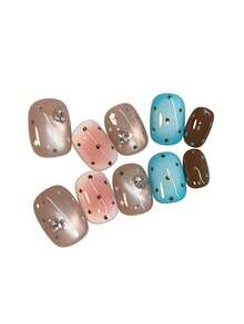 10片装，名为“棕蓝星钻”。这款美甲以柔和的裸色、粉色、蓝色和棕色为底色，搭配星星图案、波点和闪亮的钻石点缀。光泽的表面如同繁星宝石般在柔和的画布上闪烁，营造出俏皮迷人的氛围。 - 彩色 - 查看 2