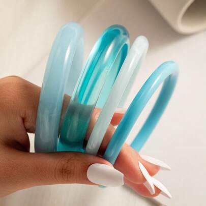 一款复古、简约、时尚且不规则的大理石纹几何树脂手链，适合日常佩戴。