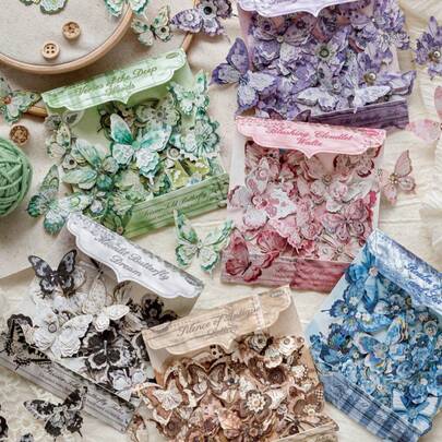 25 tờ sticker, họa tiết bướm và hoa, hoàn hảo cho những người yêu thích Bullet Journal và Scrapbooking. Những sticker này có nhiều họa tiết khác nhau và là món quà tuyệt vời cho sinh nhật hoặc mùa tựu trường.