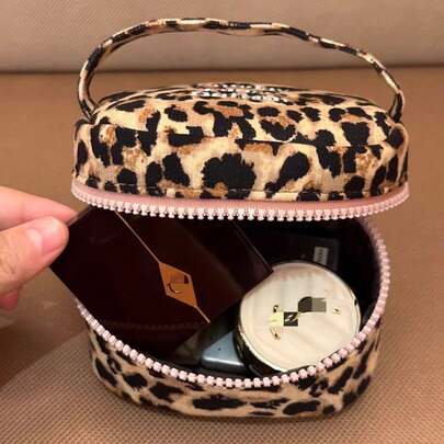 1/2 chiếc túi đựng mỹ phẩm mini họa tiết da báo dung tích lớn, thiết kế họa tiết da báo màu hồng, món đồ không thể thiếu cho các cô gái ngọt ngào và cá tính, sản phẩm đang thịnh hành trên , có thể kết hợp với bông phấn và lược, phù hợp cho các bạn nữ, phụ nữ và giáo viên, túi trang điểm cầm tay di động họa tiết da báo dễ thương, kiểu dáng Hàn Quốc, phù hợp cho các bữa tiệc, hẹn hò, gặp gỡ hàng ngày, quà tặng sinh nhật sáng tạo, túi đựng mỹ phẩm vuông nhỏ họa tiết da báo kiêm hộp đựng bút chì có tay cầm tiện lợi mang theo.