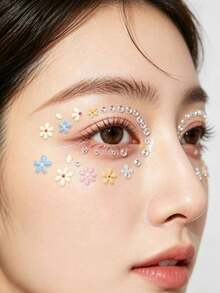 1 pièce Autocollant de maquillage pour les yeux avec strass floral macaron ! Accessoire de maquillage créatif et doux pour fille, pour maquillage de scène. Décoration florale en cristal translucide, facile à capturer l'ambiance du maquillage printanier pour les photos ! Style Y2K, paillettes pour le visage, carnaval, décoration faciale, look de concert, pierres précieuses pour le visage - Multicolore - Voir 2