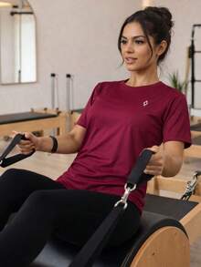 Kit Of 2 Women's Dry Short Sleeve T-Shirts For Basic Gym Workout - Negro/Vino - Ver 5