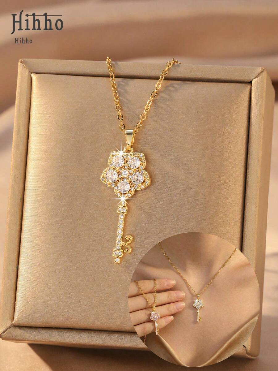 Hihho 1 chiếc mặt dây chuyền hình chìa khóa cỏ bốn lá, thiết kế tinh tế, được đính hoàn toàn bằng đá zircon lấp lánh, kim cương trắng trong suốt, kim cương hồng dịu dàng, ngọt ngào, có hai kiểu dáng. Thích hợp cho phụ nữ đeo hàng ngày, hẹn hò, làm quà tặng ngày lễ. - chìa khóa - Xem 1