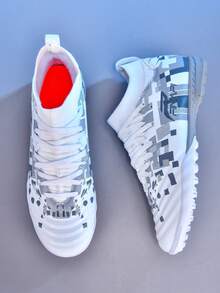 1 par de botines de fútbol de caña alta para hombres, zapatos deportivos de equipo para exteriores, adecuados para estudiantes, adolescentes y adultos, estilo campus, aptos para césped artificial, con cordones, disponibles en tallas pequeñas, botas de fútbol profesionales de alto rendimiento y peso ligero - plata - Ver 2