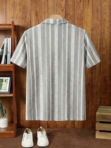 男士加大码夏季休闲衬衫，针织提花短袖衬衫，时尚条纹度假风短袖上衣 - 淺灰色 - 查看 4