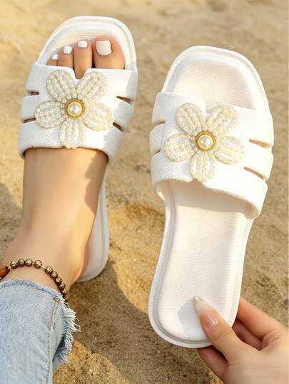 Dép nữ đế EVA rỗng hình bướm, kiểu dáng giản dị, thoải mái để mang ở nhà suốt bốn mùa.