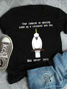 Camiseta Gráfica Divertida de Cacatúa para Hombre - "Tus Posibilidades de Ser Morado por una Cacatúa Son Bajas, Pero Nunca Nulas" - Negra con Diseño de Pájaro y Cacatúa en Blanco - Estilo Vintage - Negro - Ver 5