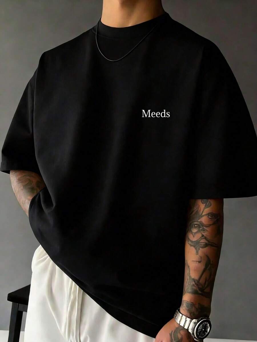 Camiseta de manga corta negra para hombre, estampado de letra inglesa Meeds blanca en el pecho, estilo minimalista de moda, ropa para uso diario - Negro - Ver 1