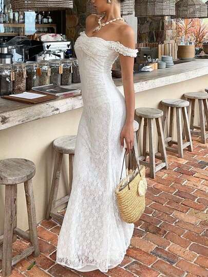 Đầm maxi ôm sát, trễ vai, chất liệu ren của DOUCIU, phong cách nghỉ mát biển.