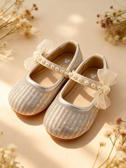 Giày trẻ em có khóa dán điều chỉnh, kiểu dáng Mary Jane đính đá bạc, nơ voan đính ngọc trai, thích hợp cho bé gái từ 3 đến 12 tuổi, hoàn hảo cho tiệc tùng, đám cưới, đi chơi hàng ngày, phong cách công chúa mộng mơ.