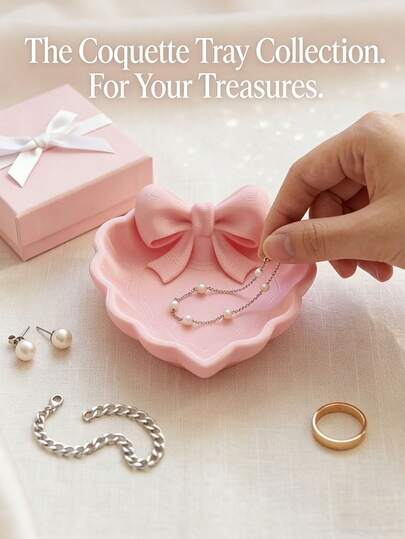 1个心形首饰托盘，带粉色蝴蝶结，3D打印，适用于梳妆台、洗手池和首饰收纳。是家居装饰、办公桌和首饰展示的理想之选。