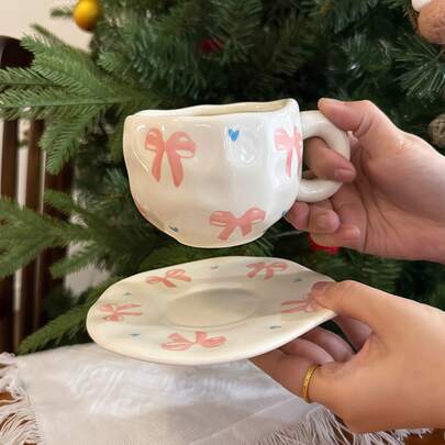 Set da tazza e piattino da caffè in ceramica con fiocco rosa oversize dipinto a mano, tazza asimmetrica in ceramica, tazza per torta, tazza da tè, tazza da acqua