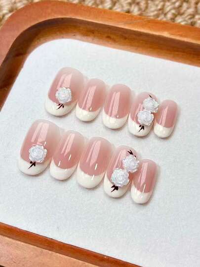 ¡Obtén la experiencia de manicura de lujo de salón en casa! Juego de 10 piezas de uñas postizas hechas a mano, de longitud corta y forma ovalada corta, uñas falsas con un elegante estilo romántico francés con un patrón de rosa blanca 3D y un diseño clásico de puntas francesas blancas, con un acabado brillante y brillante. Puntas de uñas acrílicas reutilizables con pestañas adhesivas de gelatina y kit de lima de uñas, perfectas para uso diario, oficina, citas, bodas, novias y fiestas