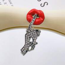 Broche à lèvres sexy pour femmes, broche à lèvres rouges avec geste de la main en strass, accessoire minimaliste polyvalent pour femmes - Rouge - Voir 3