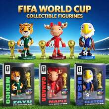 MINISO - Mô hình linh vật World Cup 2026, chất liệu PVC đạt chuẩn FIFA, kèm đế trưng bày, bao gồm cúp và bóng đá, món quà lý tưởng cho người hâm mộ bóng đá và trang trí nhà cửa, phụ kiện bàn làm việc, đồ dùng văn phòng, phụ kiện văn phòng phẩm. - Nhiều màu - Xem 2