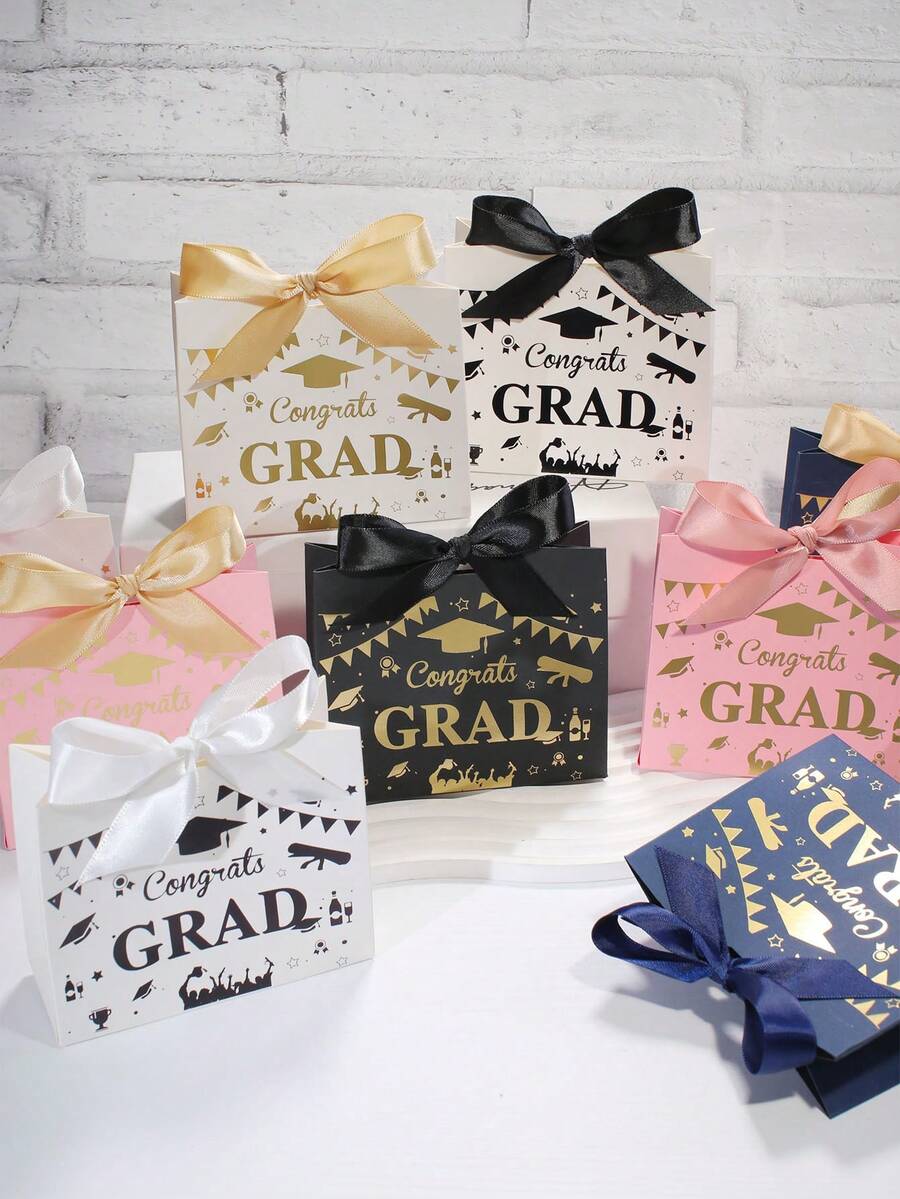 5 piezas Cajas de recuerdos para fiesta de graduación con letras "Felicitaciones graduado" y elementos de celebración, cajas de regalo con lazo de cinta para dulces, galletas, pequeños regalos, decoraciones de graduación con gorra, diploma, diseño de pancarta, suministros para fiesta de clase, empaque de papel de colores, fácil de ensamblar