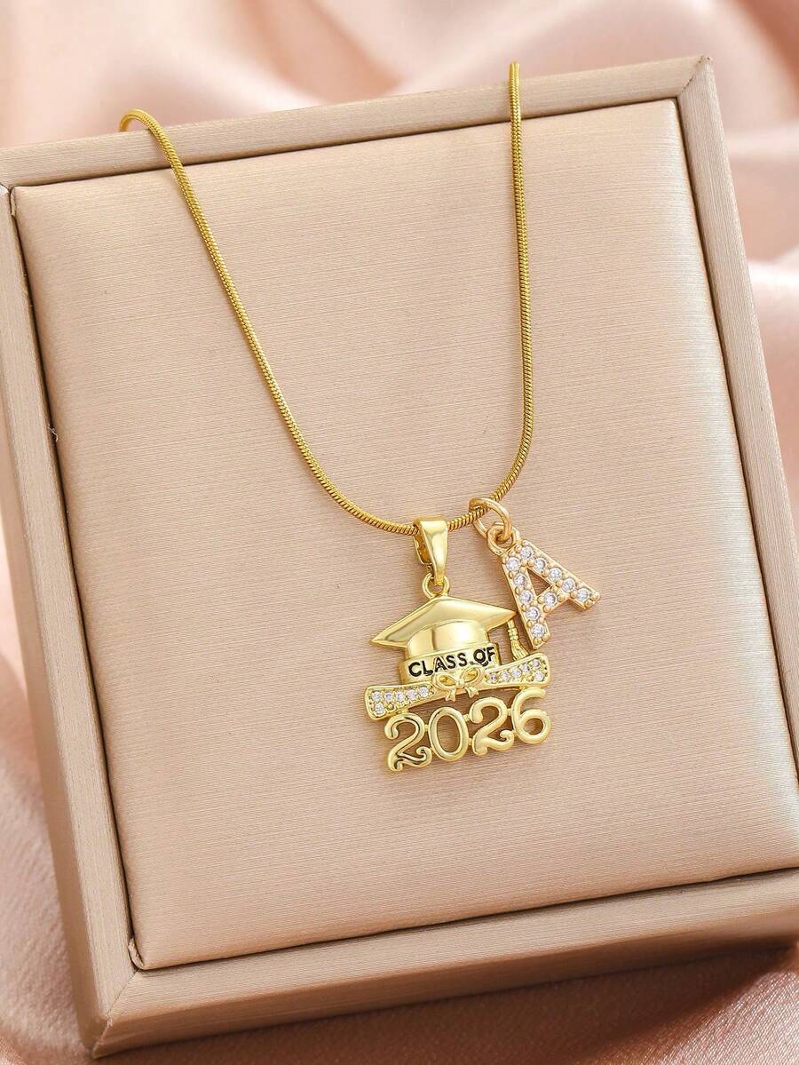 1 chiếc mặt dây chuyền hình nơ tốt nghiệp bằng thép không gỉ mạ vàng 18K đính đá Cubic Zirconia, 26 chữ cái, thích hợp cho sinh viên tốt nghiệp năm 2026, quà lưu niệm lễ tốt nghiệp, trang phục hàng ngày cho sinh viên, quà tặng tựu trường và tốt nghiệp. - Vàng - Xem 1