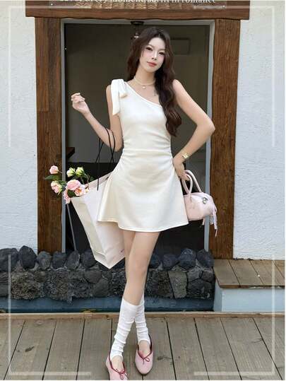 Đầm nữ mùa xuân/hè mới về, kiểu dáng bất đối xứng, dây buộc, ôm sát.