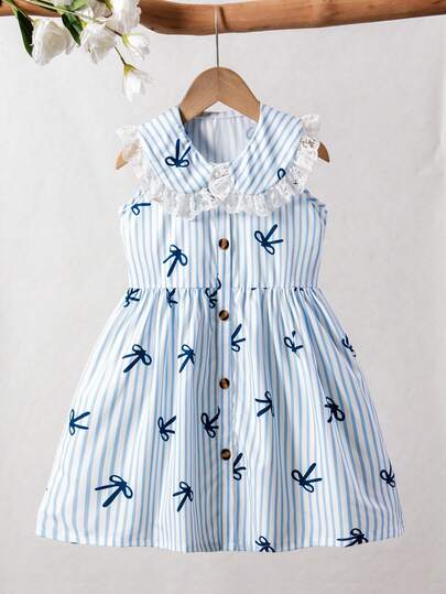 女童蓝白条纹无袖甜美学院风连衣裙，蕾丝领蝴蝶结印花A字裙，适合日常穿着、生日派对、度假、家庭合影等场合。