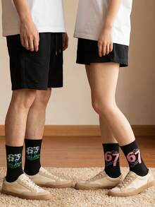 1/2 pares de meias pretas estilo casal, com estampa aleatória do número 67 e da letra do futebol americano, respiráveis, até a metade da panturrilha, ideais para atividades físicas e esportes diários. - Multicolorido - Ver 3