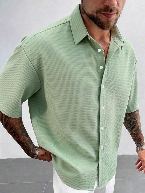 Camisa masculina casual de manga curta e abotoamento simples, em cor sólida.