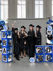 Decoraciones de graduación 2026 - Decoraciones de graduación azules - Caja de globos con texto "Clase de 2026" - "Orgulloso de ti, felicitaciones por la graduación" Decoración de fiesta de graduación - Adecuado para cualquier grado - Caja de globos de graduación azul y negra - Ver 4