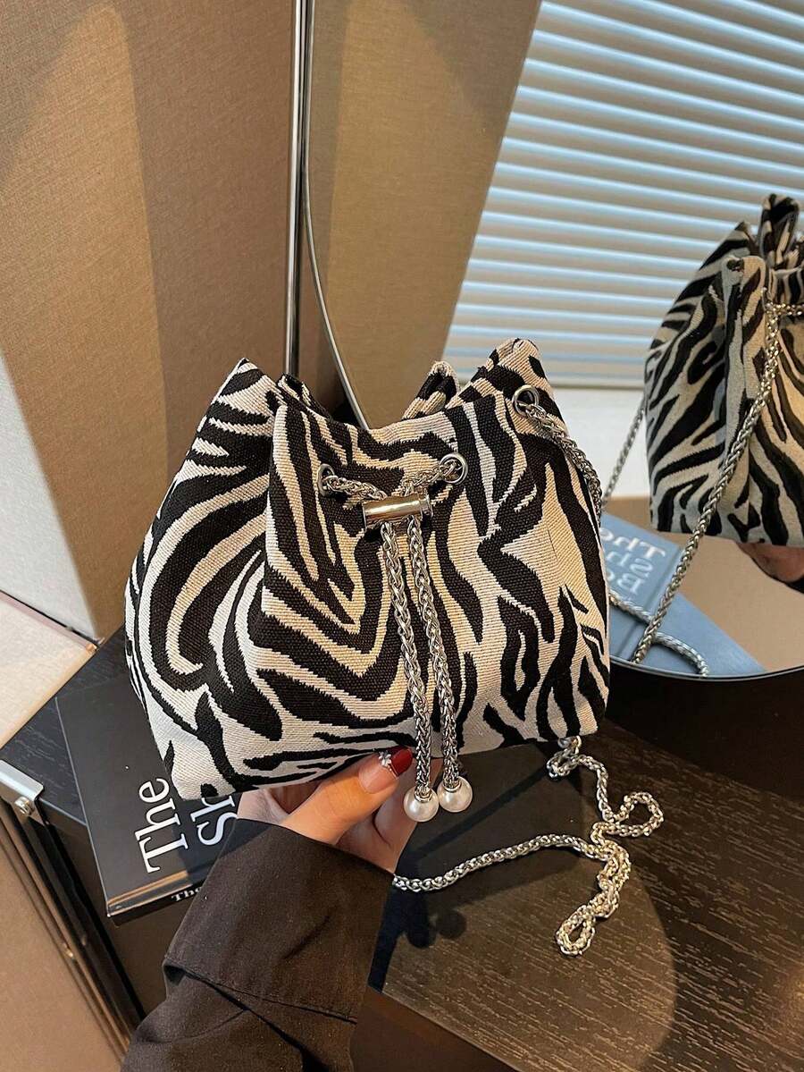 Dedoo حقيبة دلو برباط سحب بطبعة زيبرا جديدة 2026، حقيبة كروس بودي نسائية عصرية بسلسلة مزينة باللؤلؤ، حقيبة كتف صغيرة كاجوال
