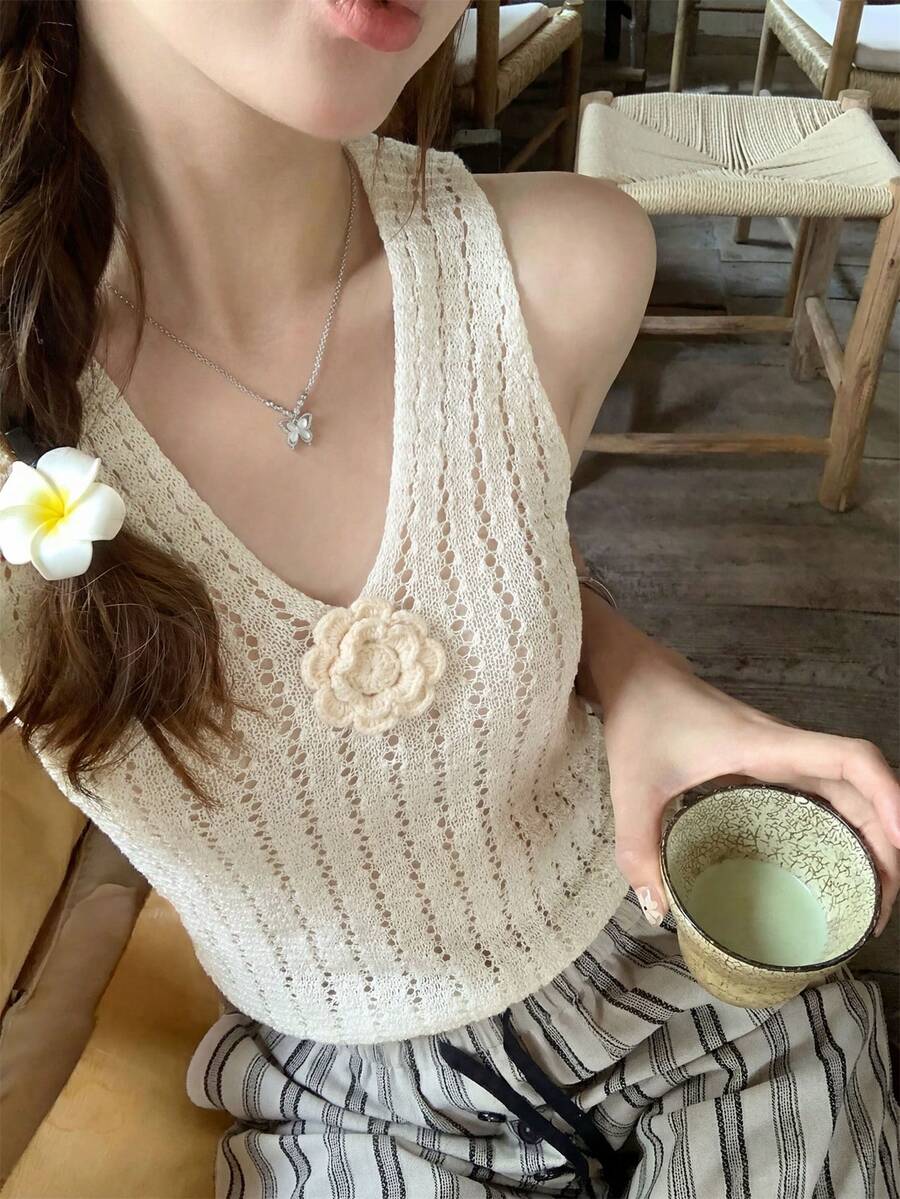 Blusa regata feminina casual estilo coreano com estampa floral 3D em crochê, essencial para um look romântico e urbano. Sem mangas, com decote em V, modelagem ajustada e aplique floral. Confeccionada em tricô branco puro, ideal para férias na praia e encontros românticos no verão. - Damasco - Ver 1