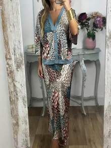 Bộ đồ hai mảnh phong cách Boho thanh lịch dành cho nữ, gồm áo và chân váy in họa tiết hoa cổ điển; một bộ đồ rộng rãi, thoải mái nhưng vẫn thời trang lấy cảm hứng từ phong cách Bohemian; được làm từ chất liệu vải dệt kim co giãn nhẹ, thoải mái khi mặc và là một lựa chọn thời trang đa năng. Mùa hè. - Nhiều màu - Xem 4