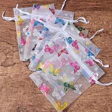 Conjunto de 10 elegantes saquinhos de organza com cordão e estampa de borboletas em tons suaves. Tecido de malha transparente com fechamento duplo, ideais para guardar joias, doces e embalar presentes. Perfeitos para casamentos, festas de aniversário e pequenas lojas (multicoloridos). - Multicolorido - Ver 2