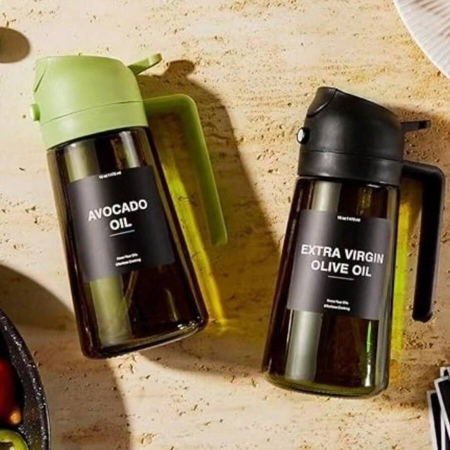 Questa bottiglia spray 2 in 1 da 470 ml combina un beccuccio per olio, un atomizzatore e un imbuto multifunzionale in un prodotto semplice e pratico, adatto per cucinare, bollire, friggere ad aria, cuocere al forno, preparare insalate e grigliare. - Visualizzare 1