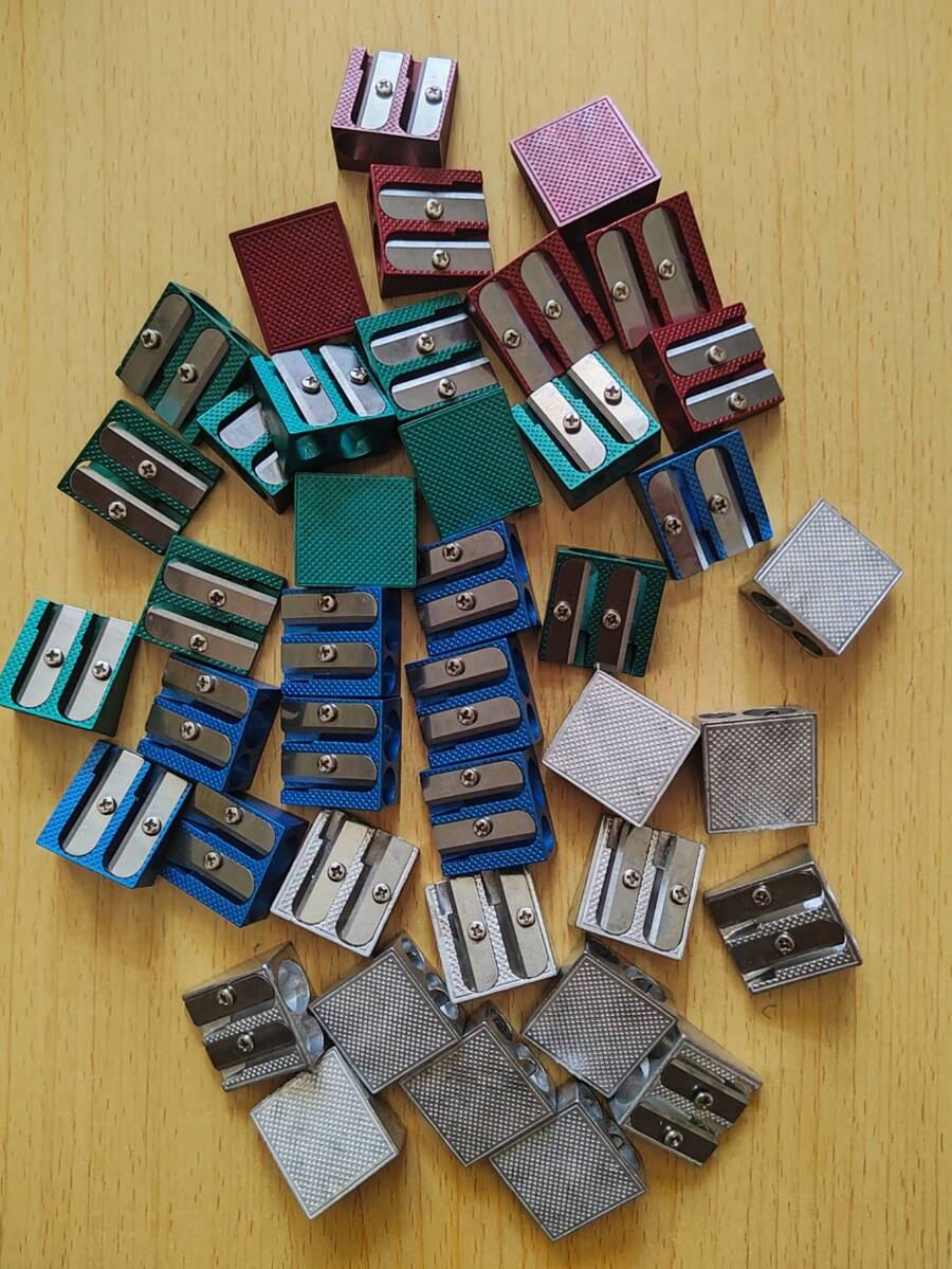 1 chiếc gọt bút chì bằng kim loại bền chắc với phần giữ bút hình tam giác dày. Phù hợp với các loại bút chì tiêu chuẩn. Gọt bút chì hai lỗ bằng hợp kim kẽm. - Bộ - Xem 1