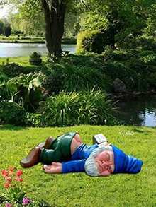 Small Resin Statue - Little Willy Drinking, Suitable For Lawn Decor, Indoor Or Outdoor Decoration, Interesting In Red And Green, Also A Great Mother's Day Gift - A - View 6