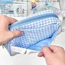 1 件。蕾丝格纹铅笔盒。可爱卡通高性价比文具包。大容量学生铅笔盒。学生文具，返校季必备。 - 單件 - 查看 5