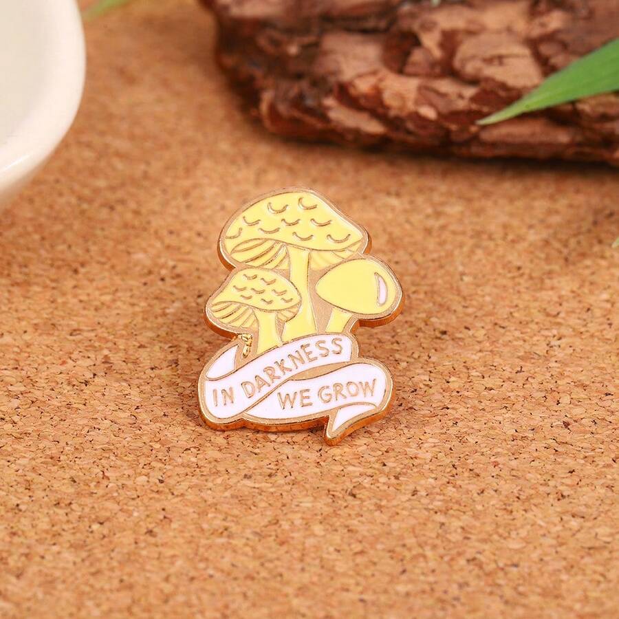 Broche de diseño de nicho con diseño de hongo de dibujos animados, insignia de metal lujosa y versátil, accesorio de ropa único - Multicolor - Ver 1